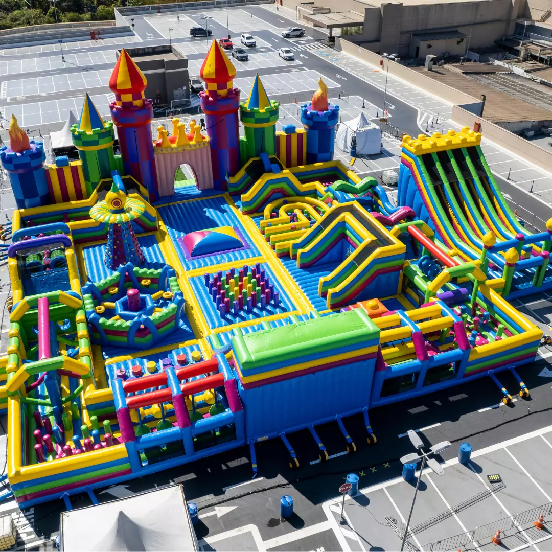 Mooca Plaza recebe castelo inflável inédito do Jump Around em seu estacionamento